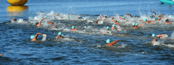 Atletas nadando no mar